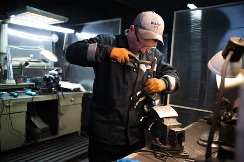 走進(jìn)俄羅斯卡斯利市建筑工藝美術(shù)品工廠 手工藝品的藝術(shù)傳承